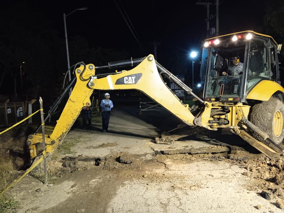 Operación de maquinaria pesada en obra de infraestructura