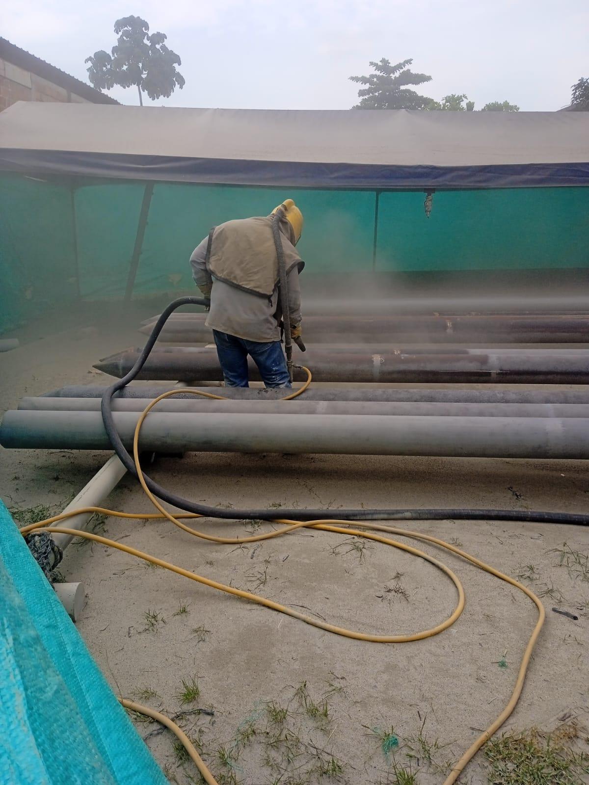 Aplicación de sandblasting sobre tubería industrial